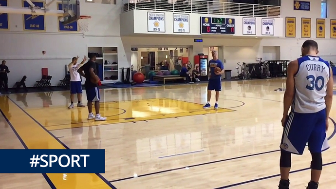 "STEPHEN CURRY EST UN GRAND MALALDE"